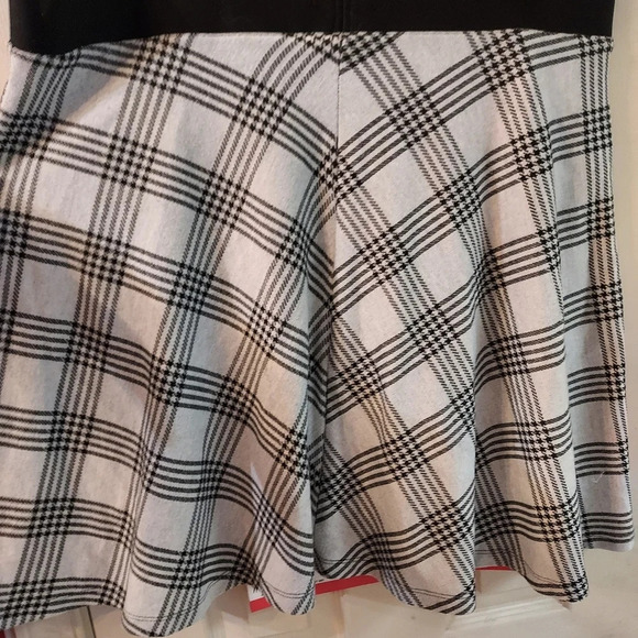 Torrid Gray & Black Tartan Plaid Skater Skirt in Size 1 - Picture 5 of 7
